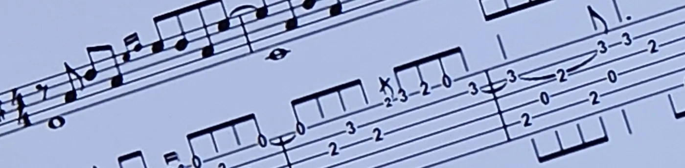 Detalle de una de las partituras: pentagrama con la melodía y tablatura de guitarra debajo